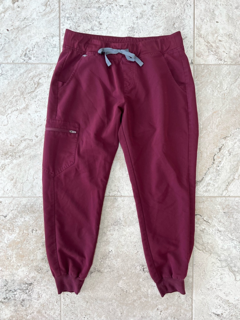 FIGS Zamora Jogger Scrub Pants in Burgundy (PO# 1618), size Medium Petite